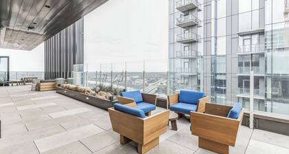 High Rise Luxury Condo With Lake & City Views