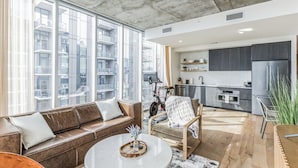 Apartamento, 1 cama de matrimonio con sofá cama, balcón (Lady Bird's Lookout) | Zona de estar | Televisión de pantalla plana de 42 pulgadas con canales digitales