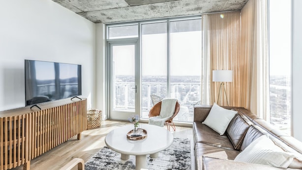 Apartamento, 1 cama de matrimonio con sofá cama, balcón (Lady Bird's Lookout) | Zona de estar | Televisión de pantalla plana de 42 pulgadas con canales digitales