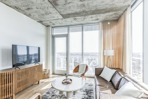 High Rise Luxury Condo With Lake & City Views