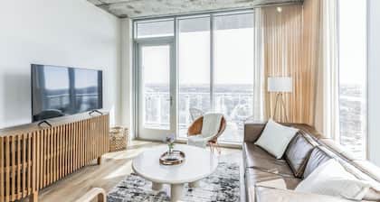 High Rise Luxury Condo With Lake & City Views