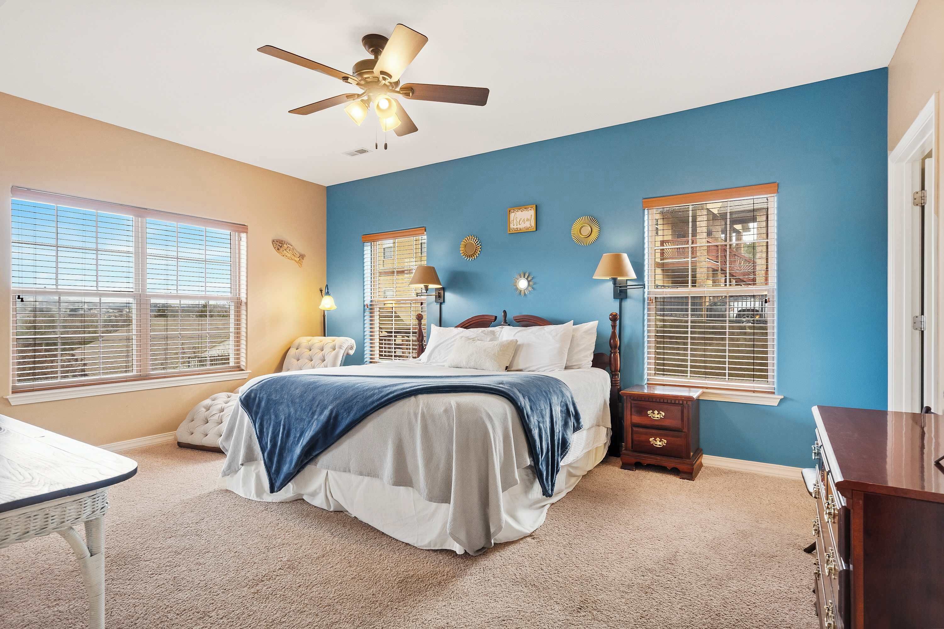 Leilighet, flere senger, balkong (Rockwood Lakeview Getaway) | 3 soverom, individuelt dekorert og individuelt innredet