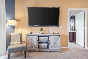 Condo, Multiple Beds, Balcony (Rockwood Lakeview Getaway) | Interior