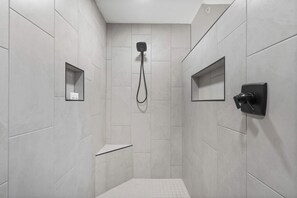 Apartment, Mehrere Betten, Balkon (Rockwood Lakeview Getaway) | Badezimmer | Haartrockner, Handtücher