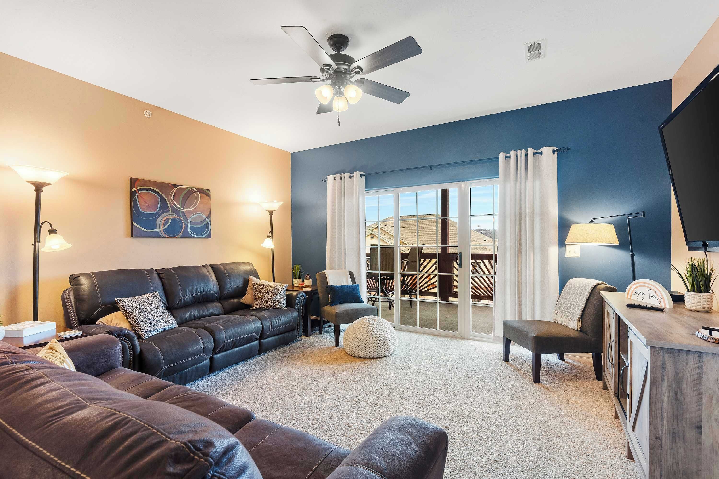 公寓式客房, 多张床, 阳台 (Rockwood Lakeview Getaway) | 起居区 | 42-英寸纯平电视 （配备数码频道）、壁炉