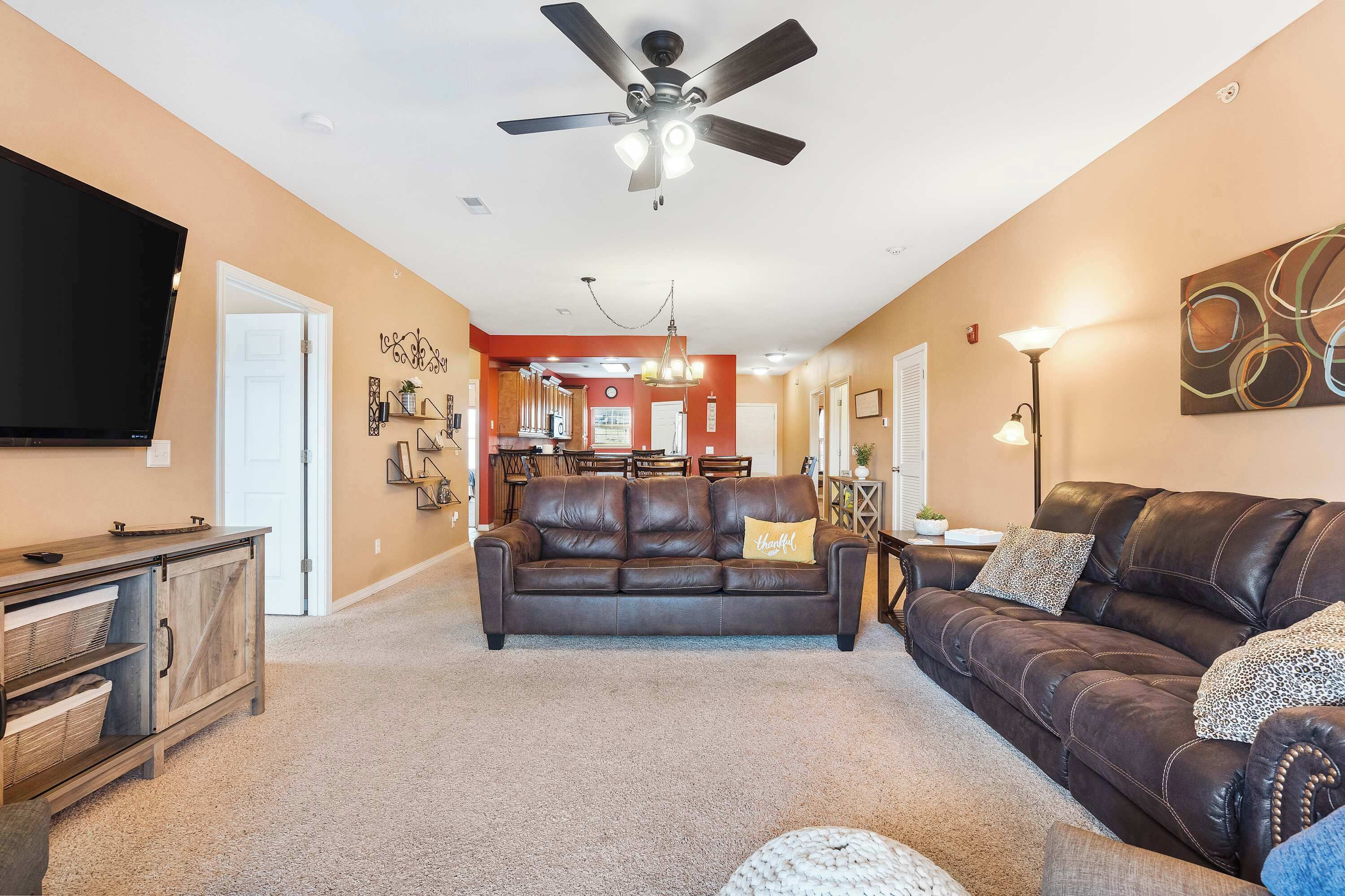 Condo, várias camas, sacada (Rockwood Lakeview Getaway) | Área de estar | TV de tela plana 42 polegadas com canais digitais, lareira