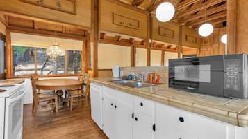 Cabaña, varias camas, patio, vista a la montaña (Timber Lodge Yosemite) | Cocina privada | Refrigerador, microondas, horno y parrilla de estufa