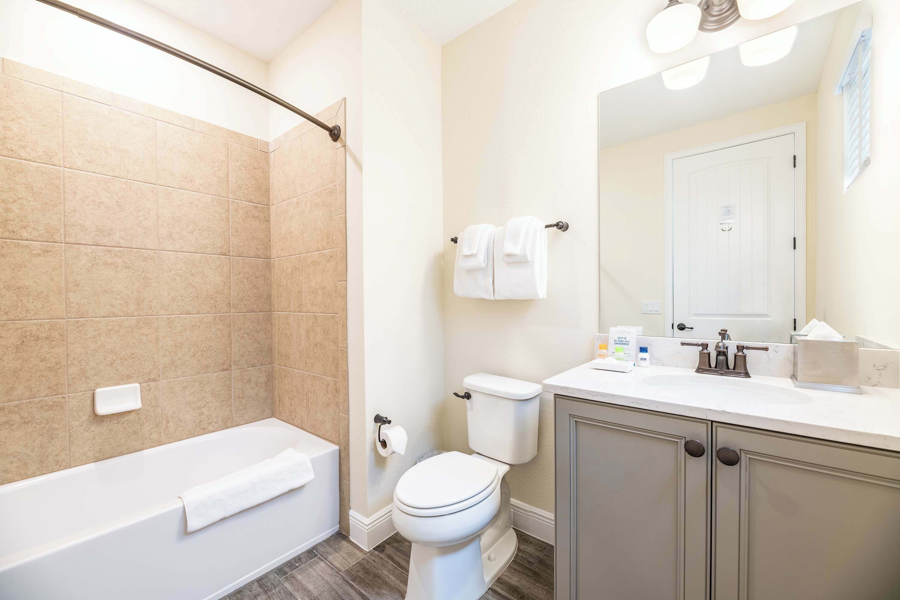 Ein Badezimmer mit Badewanne, Toilette und Waschtisch.