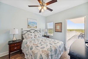 Appart'hÎtel, plusieurs lits, balcon (Seaside Harmony) | 3 chambres, décoration personnalisée, ameublement personnalisé