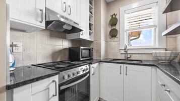 Kondominium, 1 Tempat Tidur Queen, patio (Eagle's Nest at Villas on the Bay) | Dapur pribadi | Lemari es, microwave, oven, dan kompor