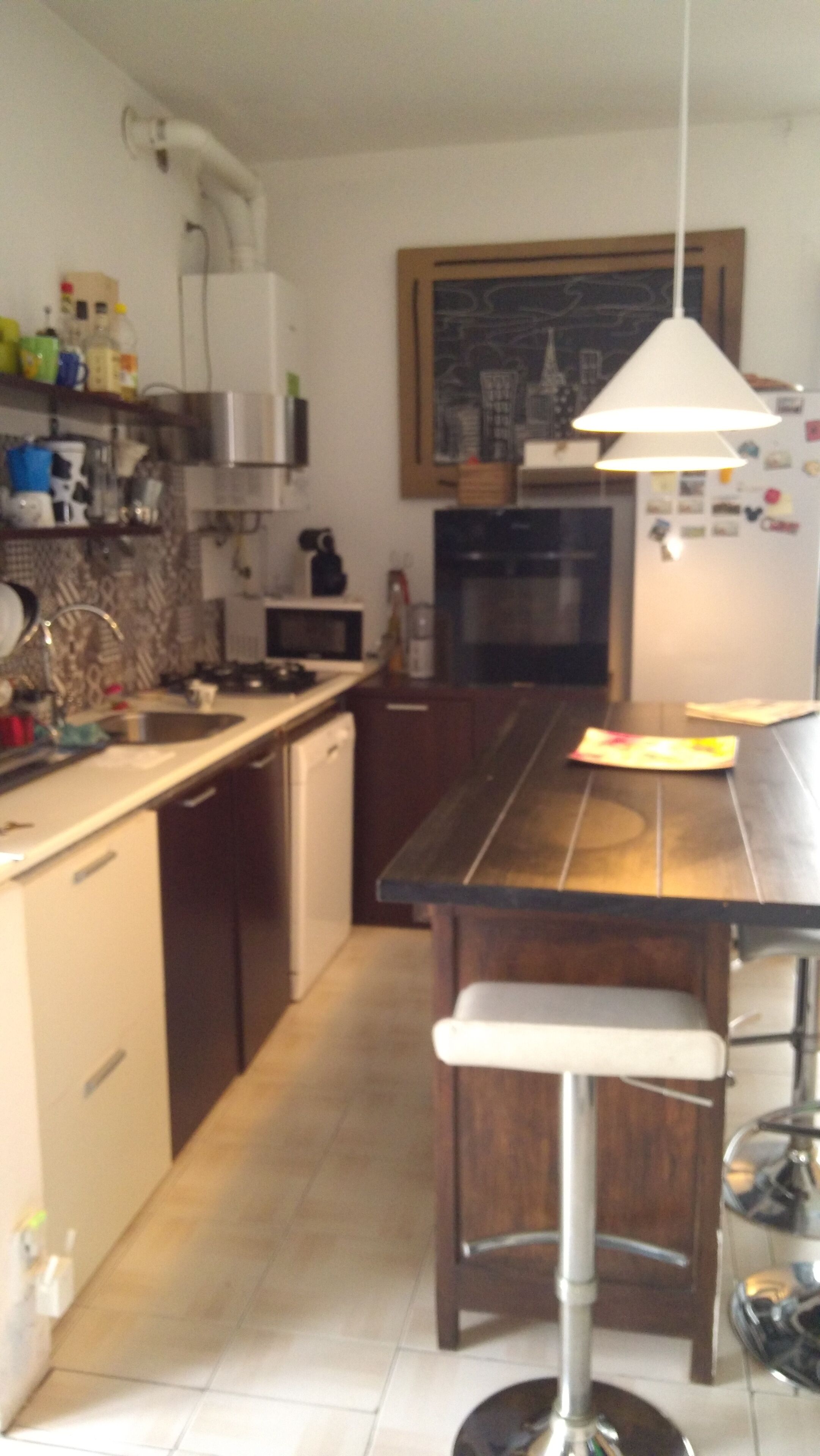 Réfrigérateur, four à micro-ondes, surface de cuisson, lave-vaisselle