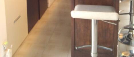 Réfrigérateur, four à micro-ondes, surface de cuisson, lave-vaisselle