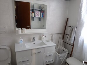 Suihku, hiustenkuivaaja, pyyhkeet, saippua