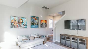 House, Multiple Beds, Kitchen, Garden View (Austin's Cozy Corner) | Living area | 42-inch flat-screen TV with digital channels