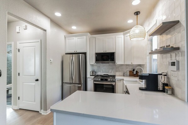 House, Multiple Beds, Kitchen, Garden View (Austin's Cozy Corner) | Private kitchen | Fridge, microwave, oven, stovetop