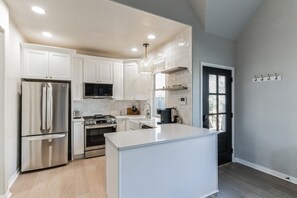 Casa, varias camas, cocina, vistas al jardín (Austin's Cozy Corner) | Cocina privada