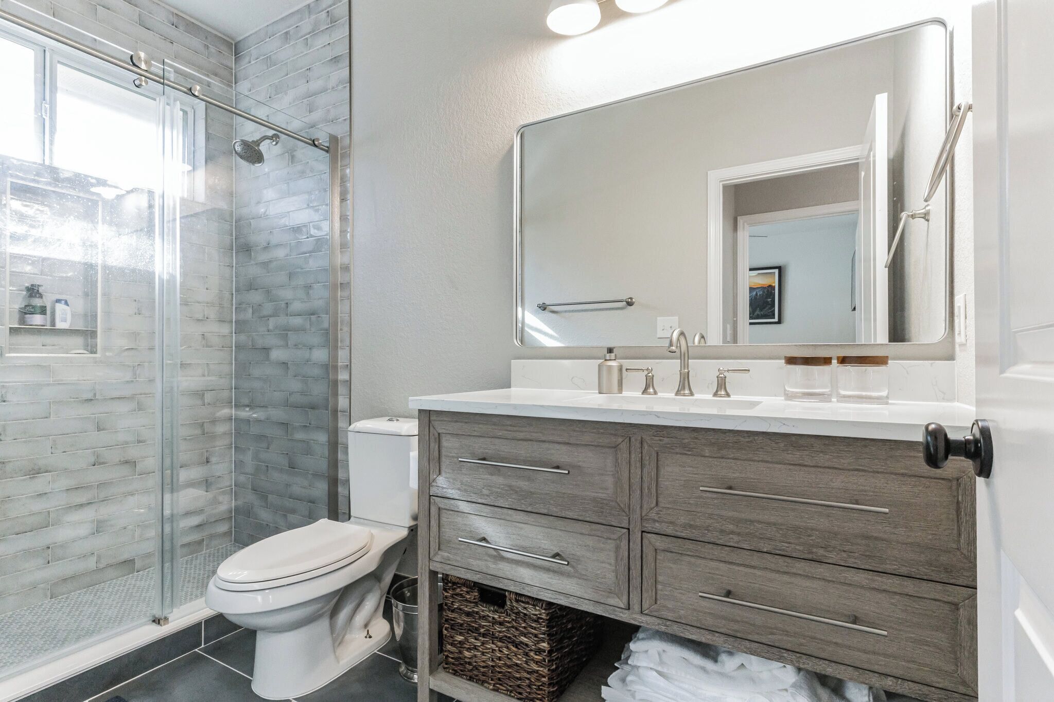 Casa, varias camas, cocina, vista al jardín (Austin's Cozy Corner) | Baño | Toallas y papel de baño 