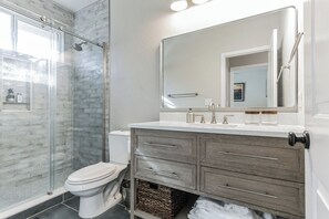 Rumah, Beberapa Tempat Tidur, dapur, pemandangan kebun (Austin's Cozy Corner) | Kamar mandi | Handuk dan tisu toilet