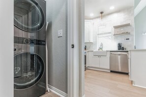 House, Multiple Beds, Kitchen, Garden View (Austin's Cozy Corner) | Laundry - Retreat in Bouldin Creek Walkable to Restaurants (Austin)