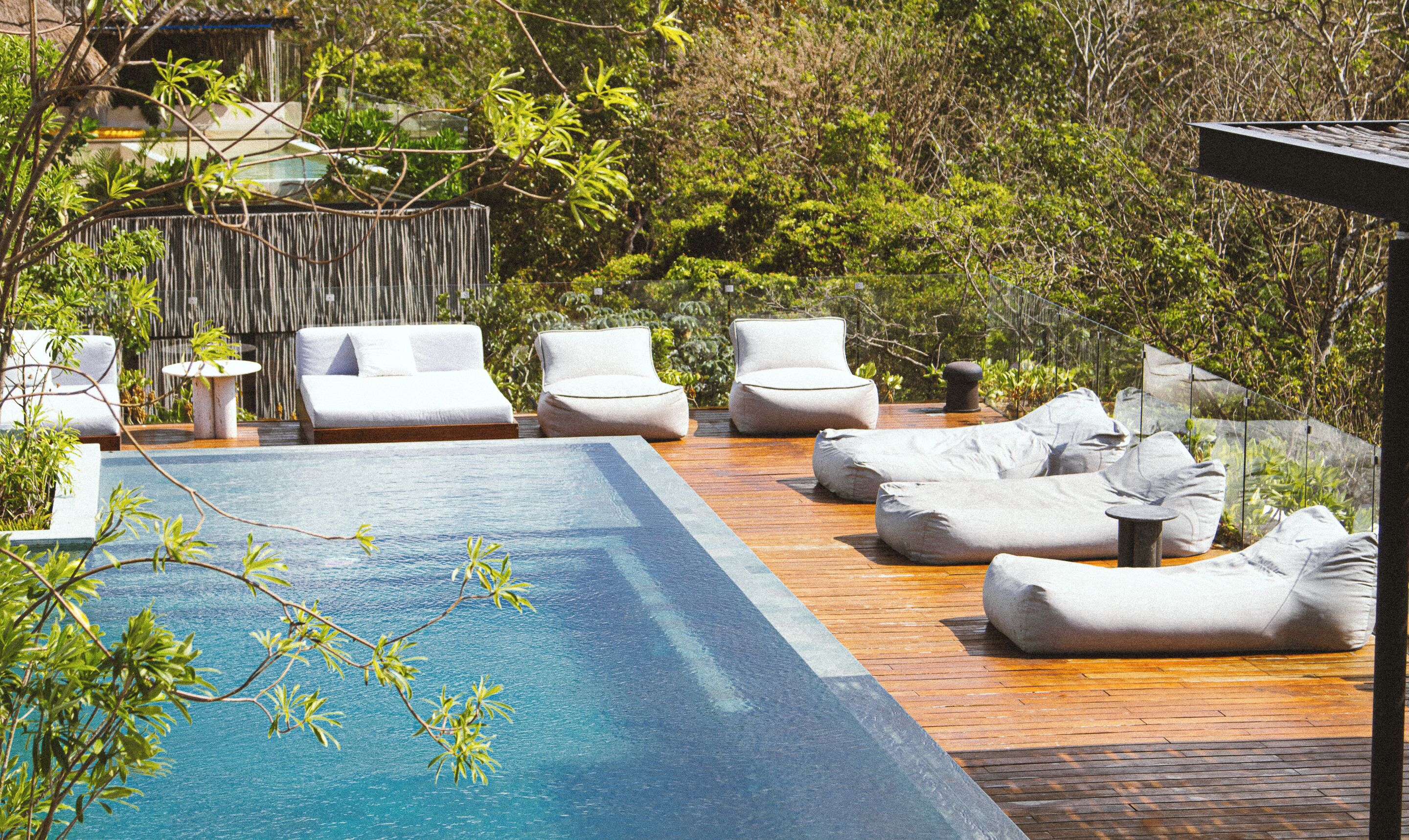 2 utendørsbassenger, bassengparasoller og solsenger