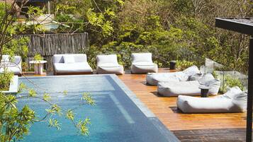 2 utendørsbassenger, bassengparasoller og solsenger