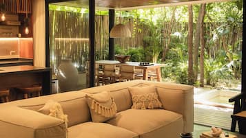 Departamento Deluxe | Área de sala de estar | Smart TV de 65 pulgadas con canales digitales y Netflix