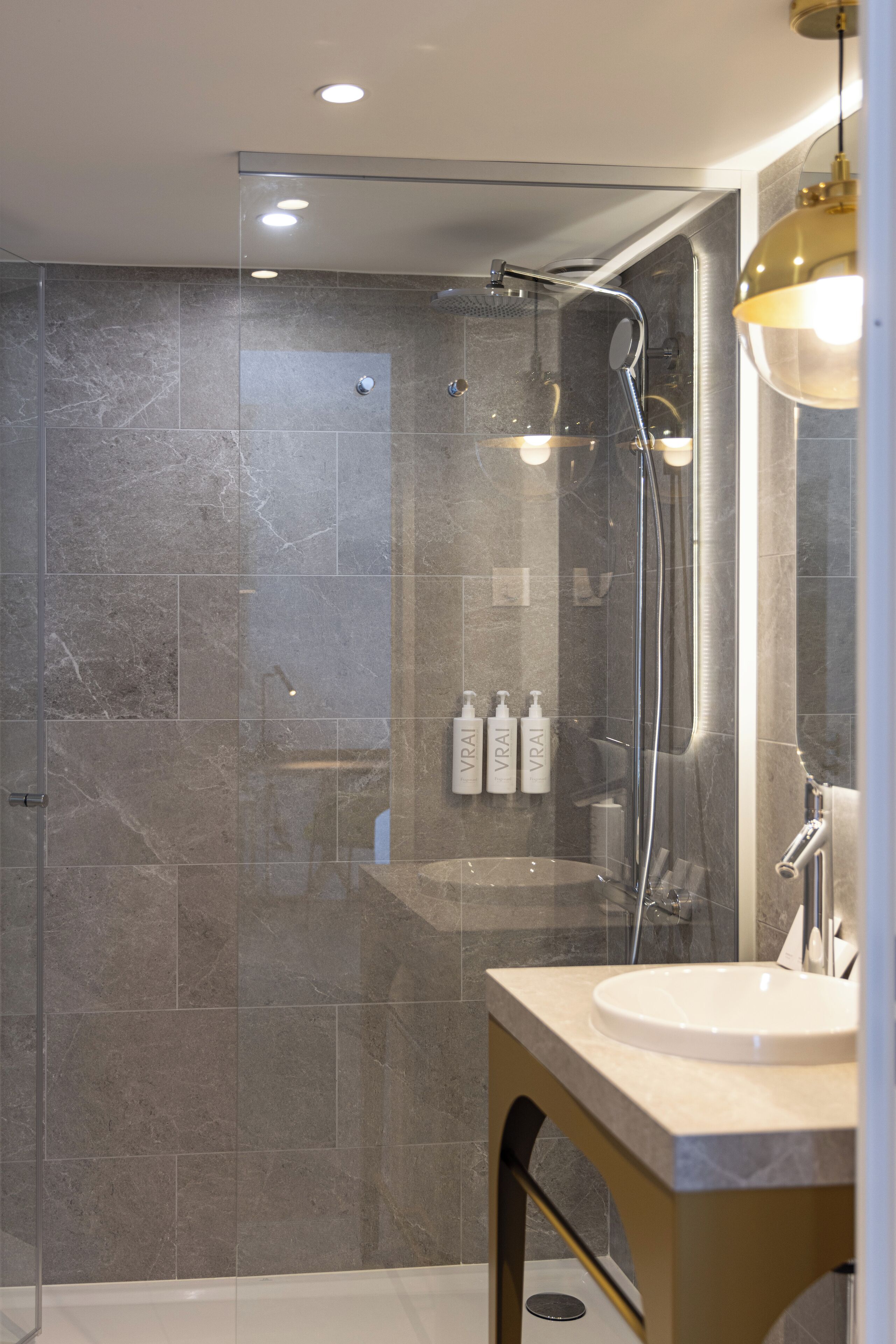  milieuvriendelijk toiletgerief, een haardroger, handdoeken, zeep