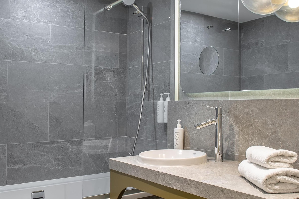 Superior Room, 1 Double Bed | Accessible bathroom