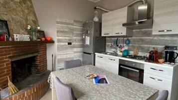 Kylskåp, ugn, spishäll och kaffe- och tebryggare