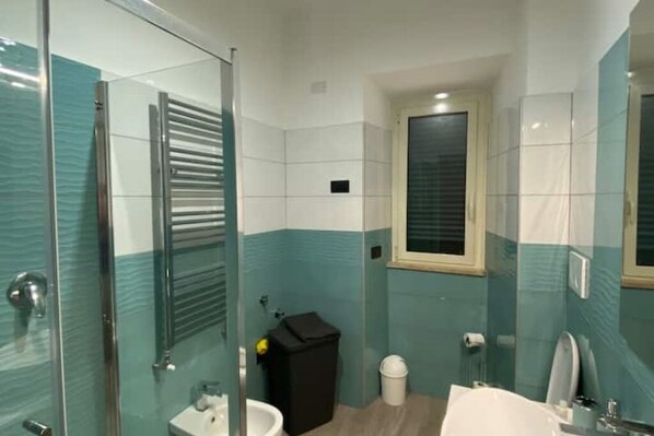 Doccia, asciugacapelli, bidet, asciugamani