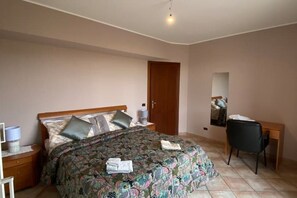 2 camere, una scrivania, ferro/asse da stiro, culla da viaggio