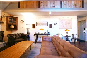 Smart TV, fireplace, computer monitors