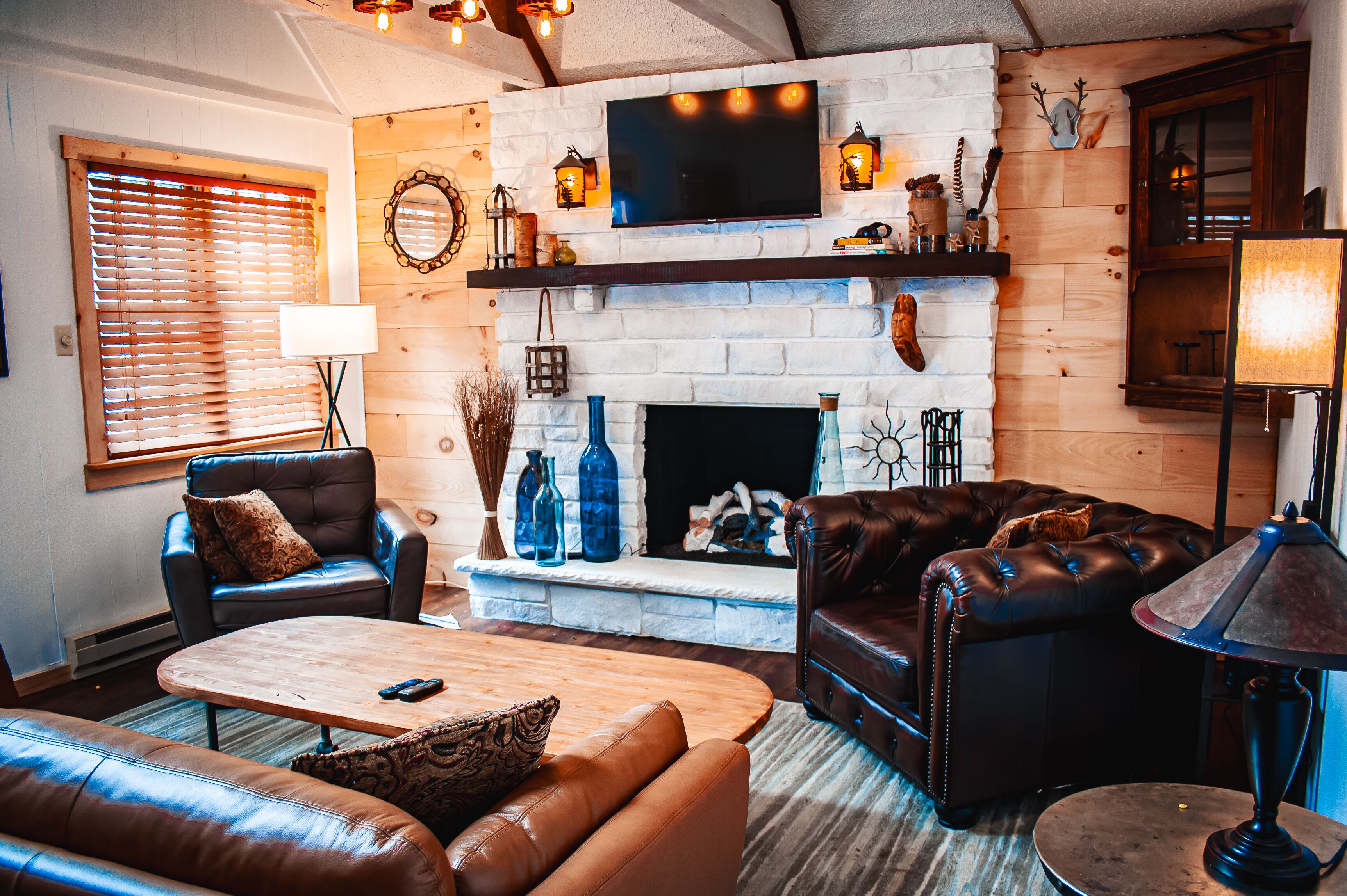 TV connectée, cheminée, écrans d'ordinateur