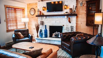 TV connectée, cheminée, écrans d'ordinateur