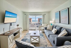 Leilighet, flere senger, terrasse, havutsikt (The Hideaway) | Oppholdsområde | En 42-tommers Flatskjerm-TV med kabel-kanaler