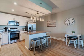 Condo, várias camas, sacada (Whitesands Retreat) | Cozinha privada | Geladeira, micro-ondas, fogão, cooktop