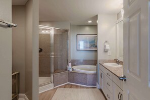 Appart'hôtel, plusieurs lits, balcon (Whitesands Retreat) | Salle de bain | Sèche-cheveux, serviettes fournies