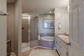 Appart'hĂŽtel, plusieurs lits, balcon (Whitesands Retreat) | Salle de bain | SĂšche-cheveux, serviettes fournies
