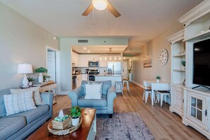 Leilighet, flere senger, balkong (Whitesands Retreat) | Oppholdsområde | En 42-tommers Flatskjerm-TV med digitale kanaler