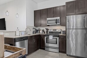 Condo, 1 cama King, cozinha, vista para a cidade | Cozinha privada | Geladeira, micro-ondas, fogão, cooktop