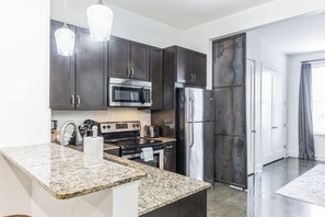 콘도, 킹사이즈침대 1개, 주방, 시내 전망 | 전용 주방 | 냉장고, 전자레인지, 오븐, 쿡탑