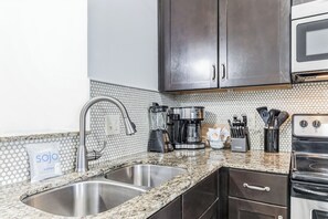 Condo, 1 cama King, cozinha, vista para a cidade | Cozinha privada | Geladeira, micro-ondas, fogão, cooktop