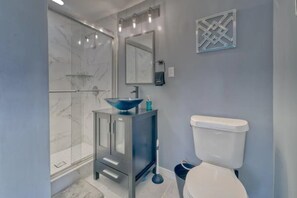 Shower, hair dryer, towels, soap - River Cabin Million Dollar View! (Ruskin)