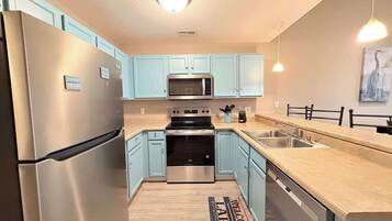 Condo, nhiều giường, có thể sử dụng hồ bơi (Highland Lake View) | Bếp riêng | Tủ lạnh, lò vi sóng, lò nướng, bếp nấu