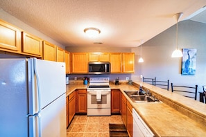 Condo, Multiple Beds, Pool Access (Highland Lake View) | Private kitchen | Fridge, microwave, oven, stovetop