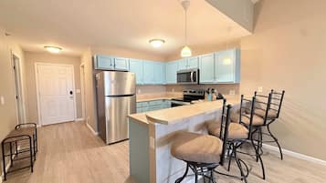 Condo, Berbilang Katil, Pool Access (Highland Lake View) | Dapur peribadi | Peti sejuk, ketuhar gelombang mikro, ketuhar, dapur