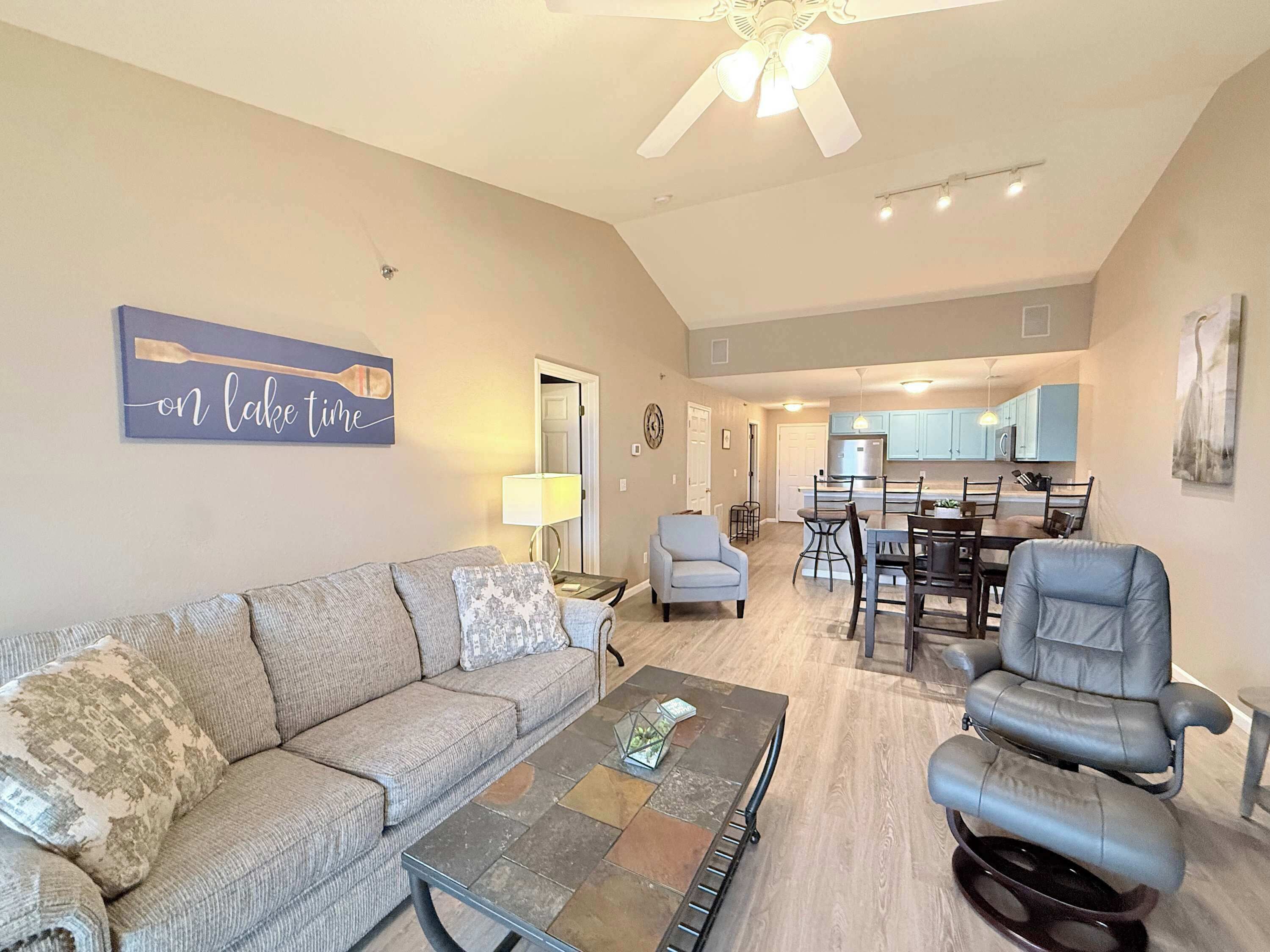 Condo, Multiple Beds, Pool Access (Highland Lake View) | Living area | 42-inch flat-screen TV with digital channels, fireplace