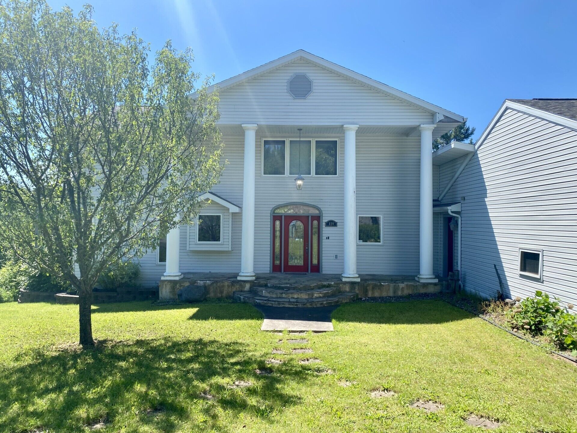 Spacious 4-bedroom house sleeps 20! Stunning views, walking distance to Bayfield