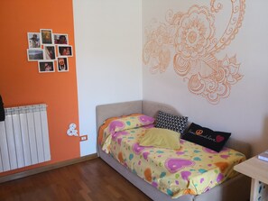 3 camere, una scrivania, ferro/asse da stiro, Wi-Fi