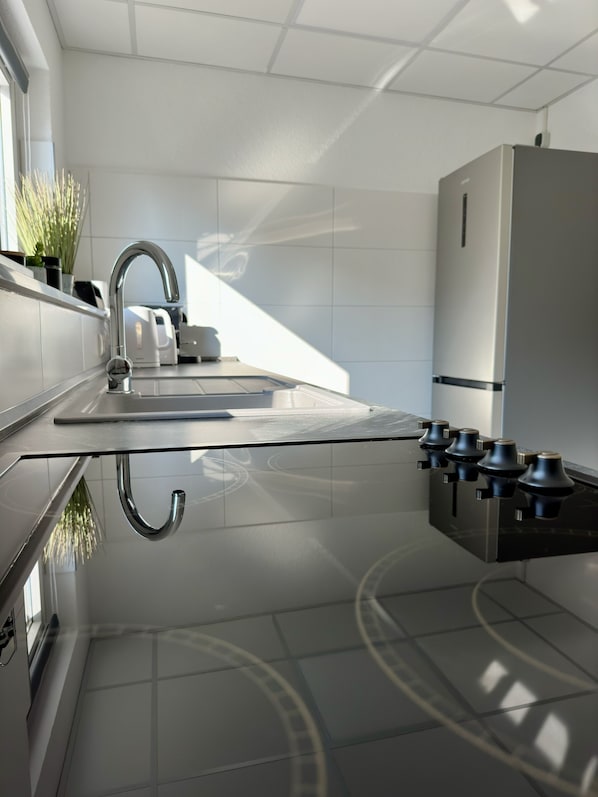 Wasserkocher mit Kaffee-/Teezubehör, Kühlschrank, Mikrowelle, Herdplatte